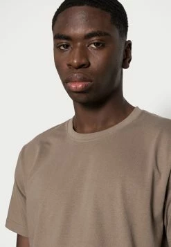 Vente flash 🧨 ARKET T-shirt basique Prix Accessible t shirt col rond men 👏 24 Vente flash 🧨 ARKET T-shirt basique Prix Accessible t shirt col rond men 👏 -ARKET Soldes Boutique 31b6365c94034bbea2cb298e5da0c529