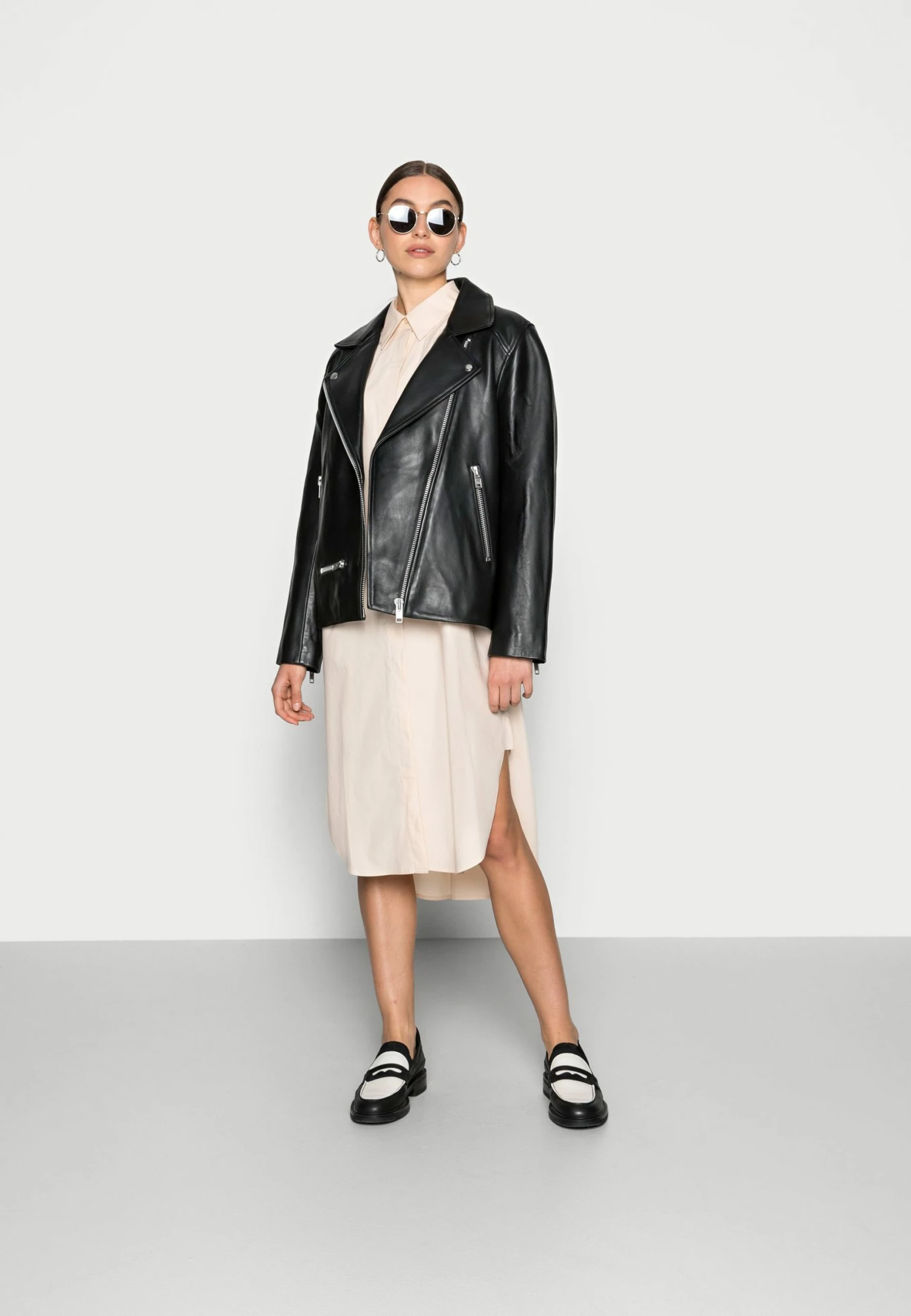 Coupon ✨ ARKET Robe chemise Prix Accessible👗 dress col à revers women 👍 4 Coupon ✨ ARKET Robe chemise Prix Accessible👗 dress col à revers women 👍 – Image 2