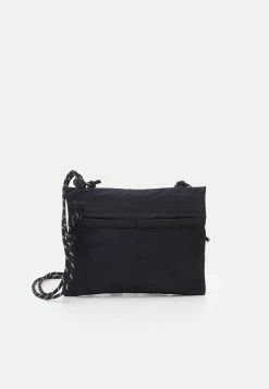 Remise 🎁 ARKET Assurance De l’Authenticité CROSS BODY BAG - Sac bandoulière compartiment pour téléphone portable 🛒