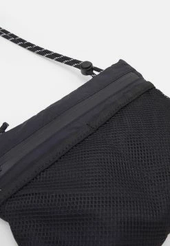 Remise 🎁 ARKET Assurance De l’Authenticité CROSS BODY BAG - Sac bandoulière compartiment pour téléphone portable 🛒 -ARKET Soldes Boutique 71e3c99f05ec4f84a44d1901b5e5c4b7