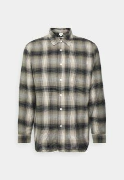 Acheter 🌟 ARKET Chemise Prix Abordable shirt col kent men ⭐ 13 Acheter 🌟 ARKET Chemise Prix Abordable shirt col kent men ⭐ -ARKET Soldes Boutique 7d7d8d752f2b49129bb2f0f2074a2fd0 1