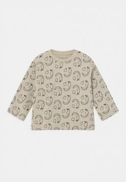 Meilleure affaire 🔔 ARKET UNISEX - T-shirt à manches longues Meilleure qualité t shirt col rond kids 😀 10 Meilleure affaire 🔔 ARKET UNISEX - T-shirt à manches longues Meilleure qualité t shirt col rond kids 😀 -ARKET Soldes Boutique bfafd69d44474212927a97fb0dd39c94