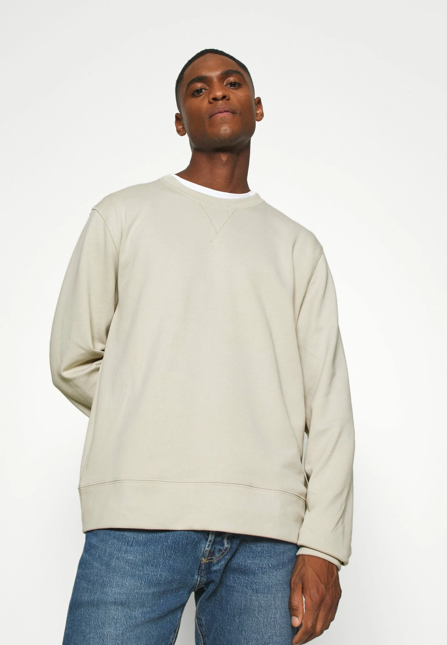 Tout neuf 🛒 ARKET Vendre Sweatshirt pullover col rond men 👏 3 Tout neuf 🛒 ARKET Vendre Sweatshirt pullover col rond men 👏